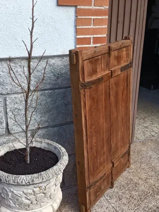 Ventana de madera antigua con reja de forja.