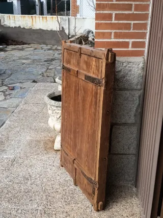 Ventana de madera antigua con reja de forja.