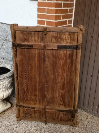Ventana de madera antigua con reja de forja.