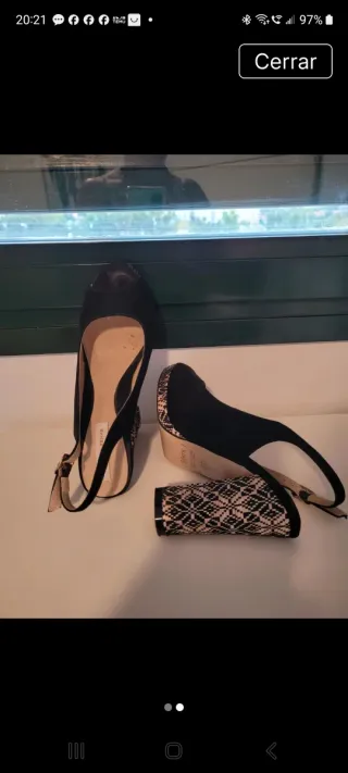 Zapatos de tacón negros y multicolor