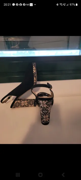 Zapatos de tacón negros y multicolor