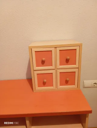 Escritorio infantil con cajones y cubos