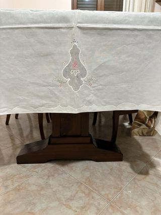 Tovaglia con tovaglioli ricamati