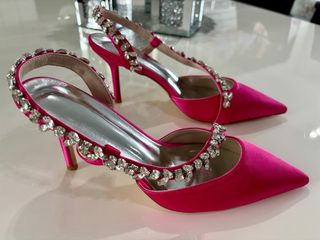 Zapatos de tacón fucsia con pedrería