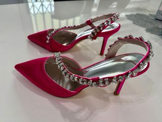 Zapatos de tacón fucsia con pedrería
