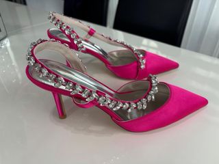 Zapatos de tacón fucsia con pedrería