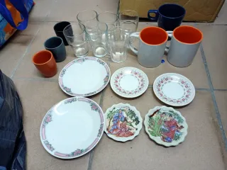 Conjunto Louça Variada: Copos, Canecas e Pratos