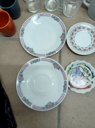 Conjunto Louça Variada: Copos, Canecas e Pratos