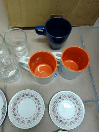 Conjunto Louça Variada: Copos, Canecas e Pratos