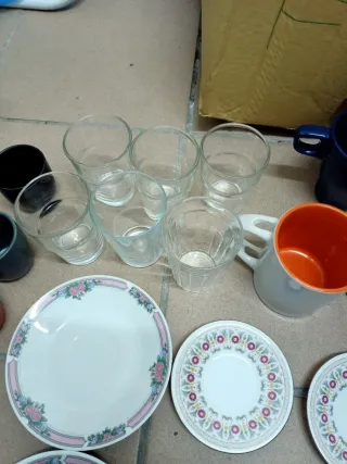 Conjunto Louça Variada: Copos, Canecas e Pratos