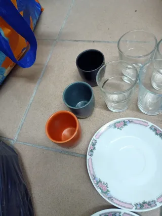 Conjunto Louça Variada: Copos, Canecas e Pratos