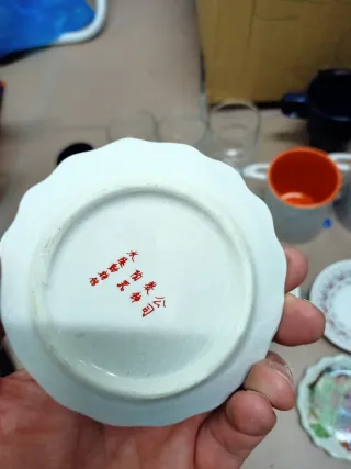 Conjunto Louça Variada: Copos, Canecas e Pratos