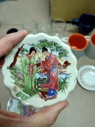 Conjunto Louça Variada: Copos, Canecas e Pratos