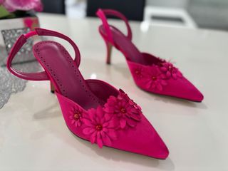 Zapatos de tacón fucsia con flores