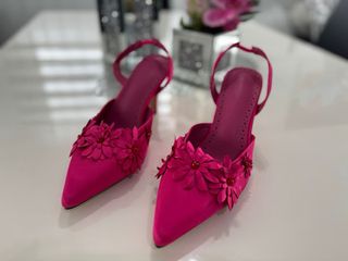 Zapatos de tacón fucsia con flores