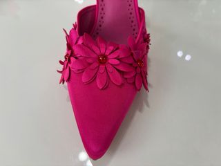 Zapatos de tacón fucsia con flores