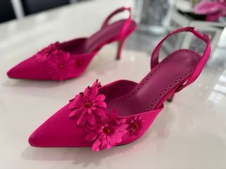 Zapatos de tacón fucsia con flores