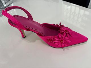 Zapatos de tacón fucsia con flores
