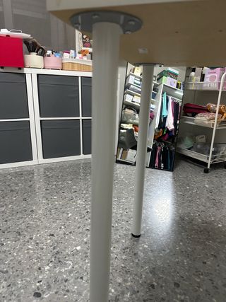 Mesa blanca patas metálicas