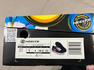 Zapatillas con ruedas negras y multicolor