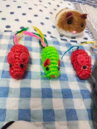 8 Ratoncitos de peluche para gatos y otro.