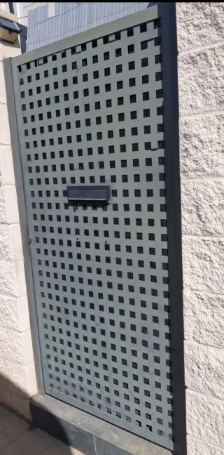 Puerta de garaje de hierro