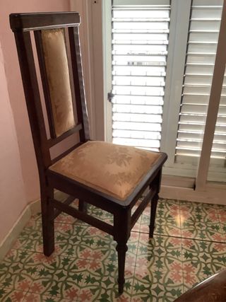 Sillas antiguas de madera y tela