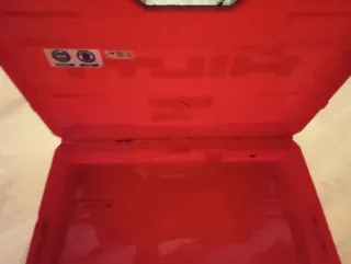 2 Cajas de herramientas Hilti 1 Makita y otra negr