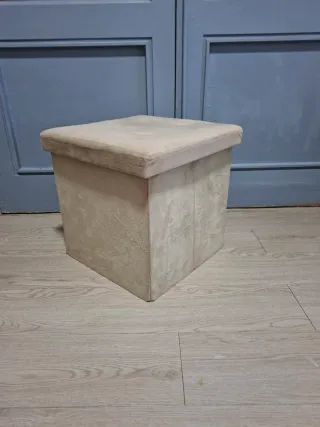 Puff baúl beige de tela. Con un rayon pequeño