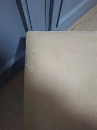 Puff baúl beige de tela. Con un rayon pequeño