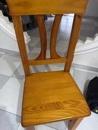Mesa de madera con 5 sillas