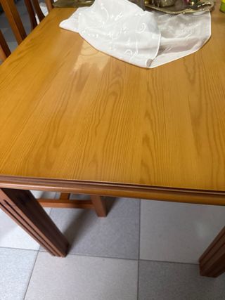 Mesa de madera con 5 sillas
