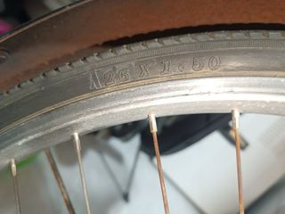 Bicicleta de paseo negra con cesta