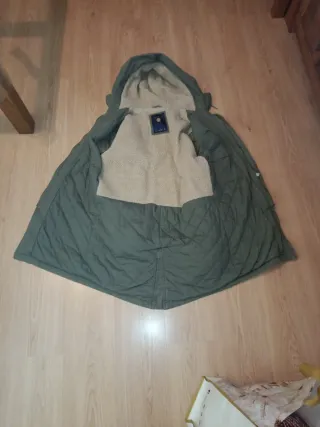 Cazadora verde militar con capucha