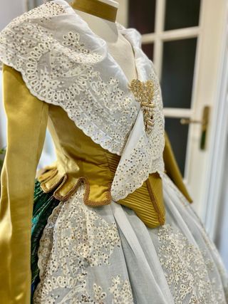 Traje de Fallera. Manteletas nuevas Batista en oro