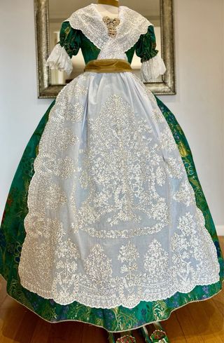 Traje de Fallera. Manteletas nuevas Batista en oro