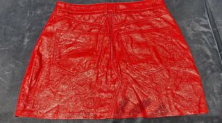 Falda corta efecto charol roja
