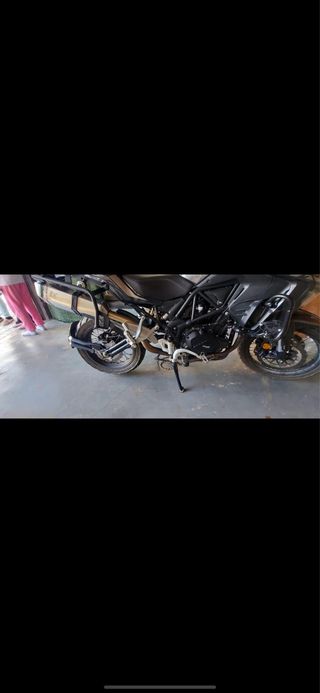 Moto Benelli Adventure Negra/Gris