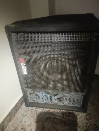 Es un altavoz activo (caja autoamplificada)