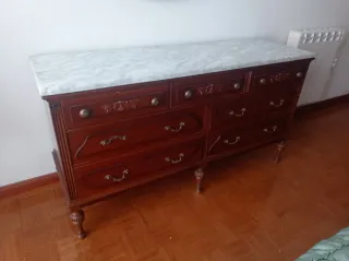 Cómoda antigua madera con mármol