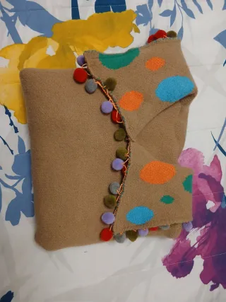 Jersey marrón con lunares multicolor