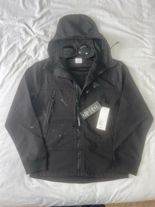 Chaqueta CP Company Negra con Gafas