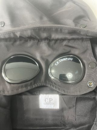 Chaqueta CP Company Negra con Gafas