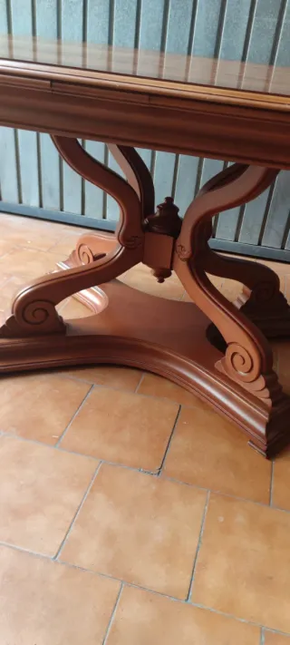 Mesa de comedor extensible ovalada de madera