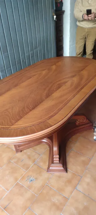 Mesa de comedor extensible ovalada de madera
