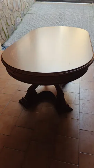 Mesa de comedor extensible ovalada de madera