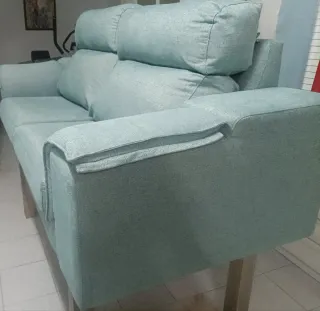 Sofá de 2 plazas en tela color azul verdoso