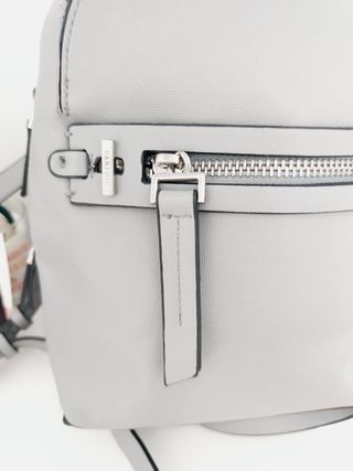 Mochila pequeña gris sin estrenar