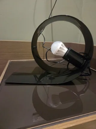 Lámpara de mesa moderna negra