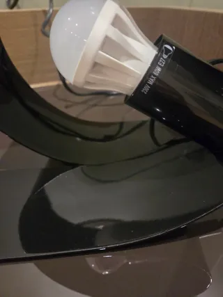 Lámpara de mesa moderna negra